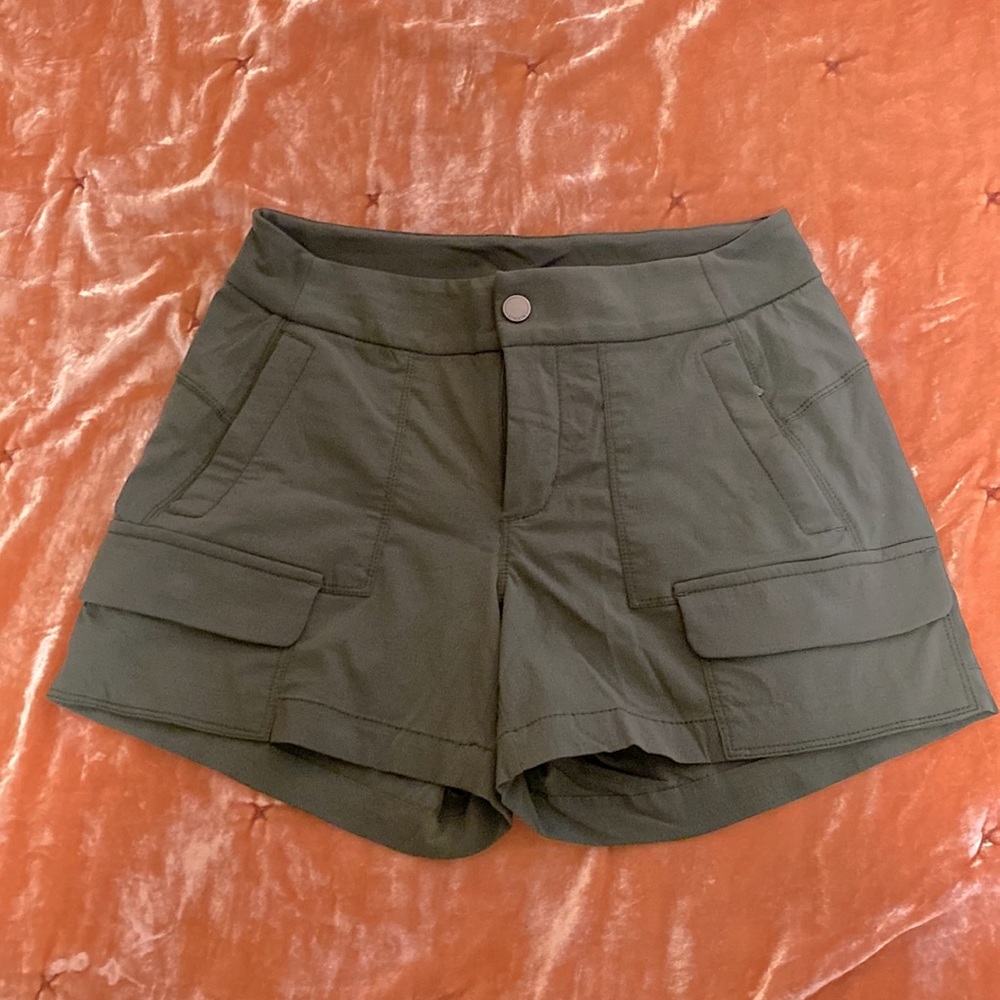 Athleta size 2 khaki green Trekkie cargo shorts